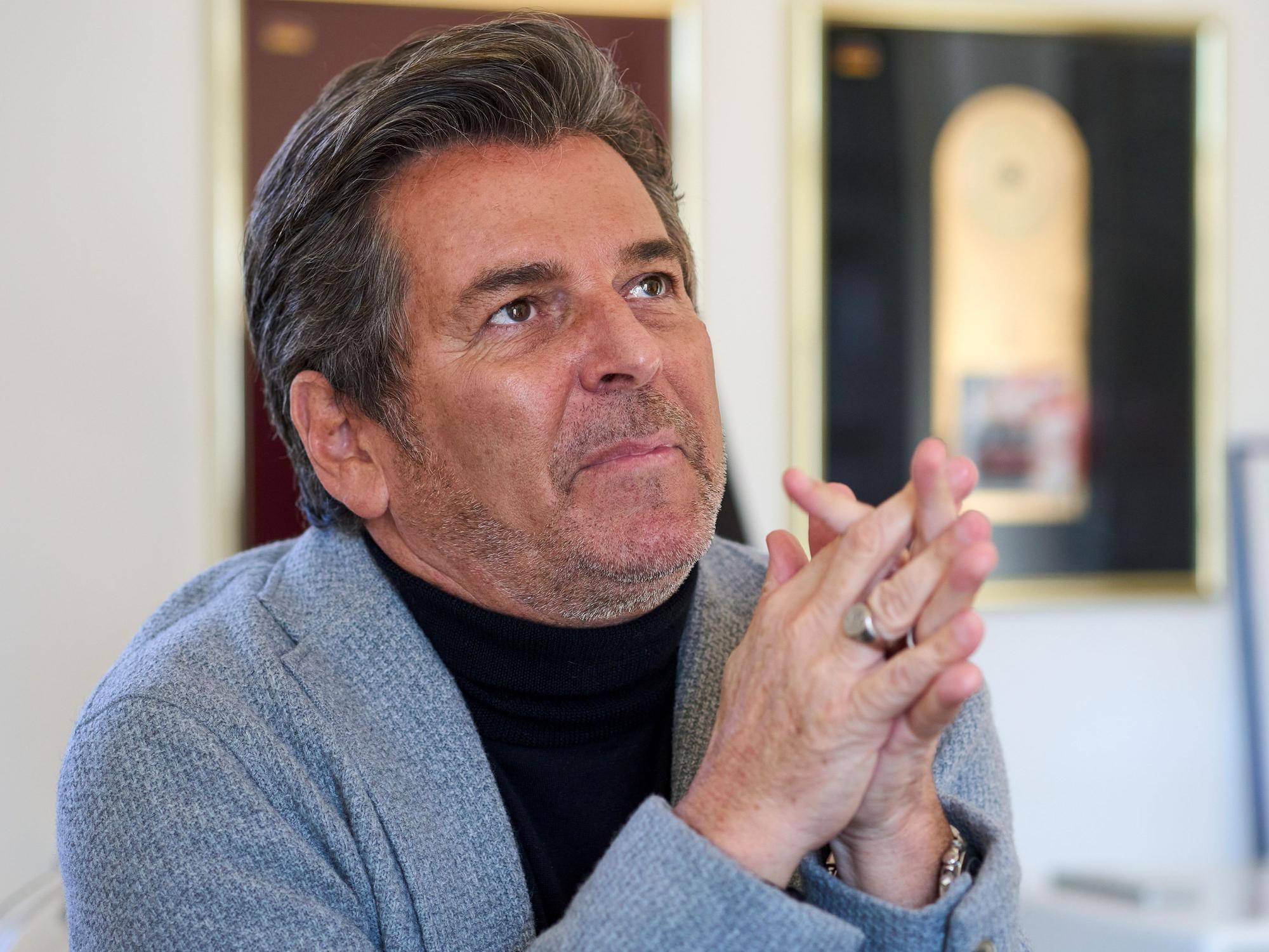 Das Foto zeigt Thomas Anders während eines Interviews mit gefalteten Händen.