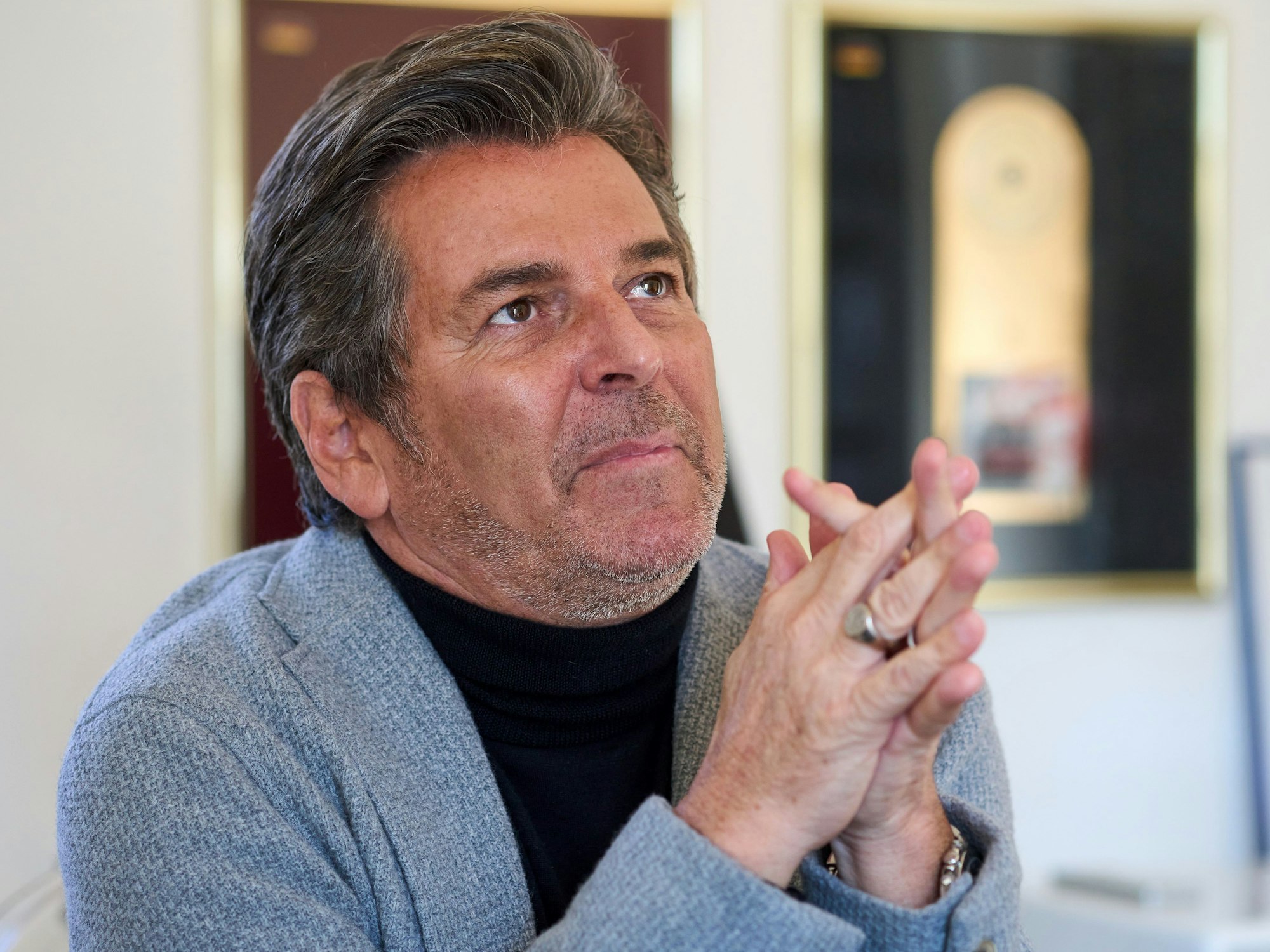 Das Foto zeigt Thomas Anders während eines Interviews mit gefalteten Händen.