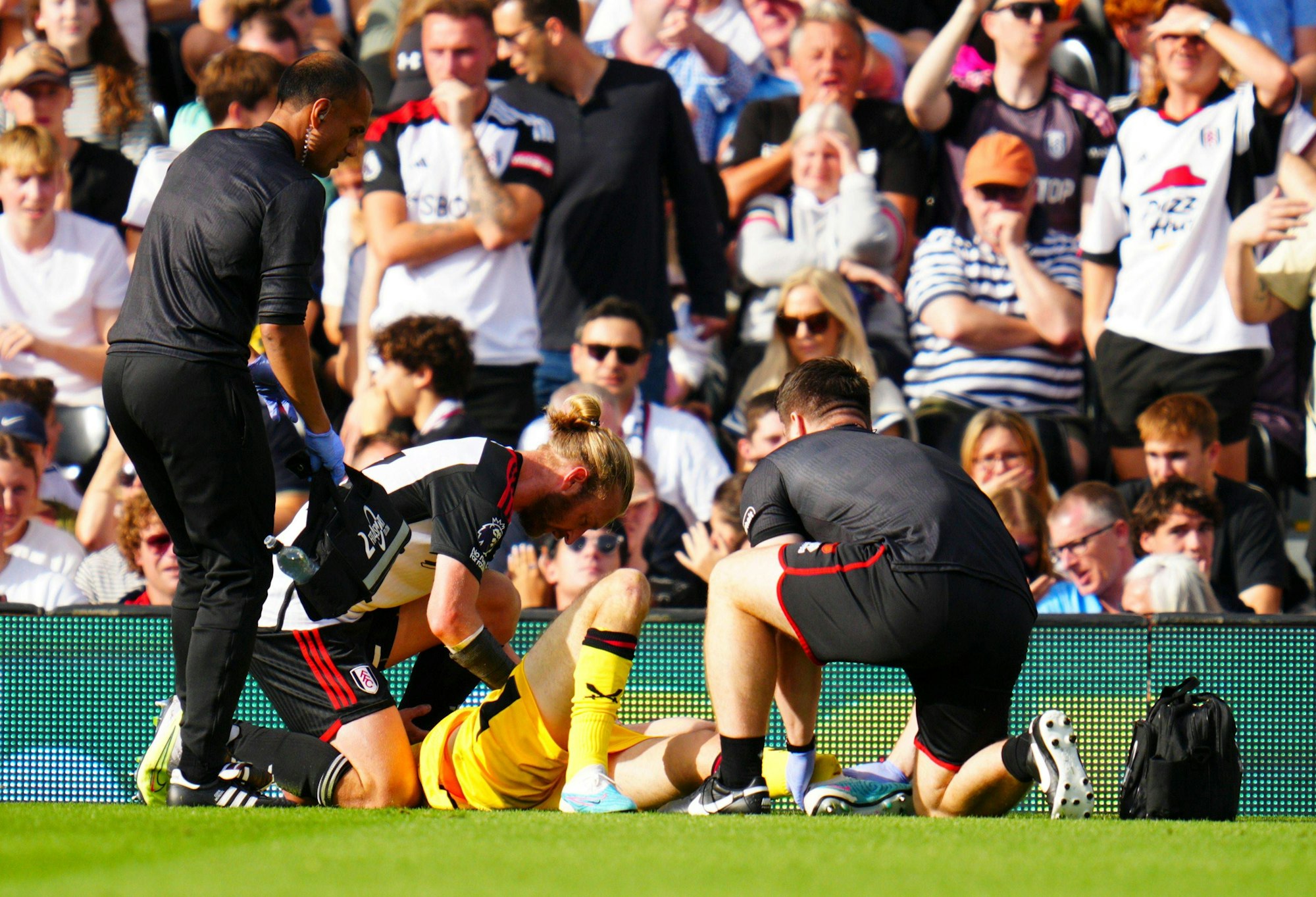 Chris Basham wird auf dem Platz erstversorgt.