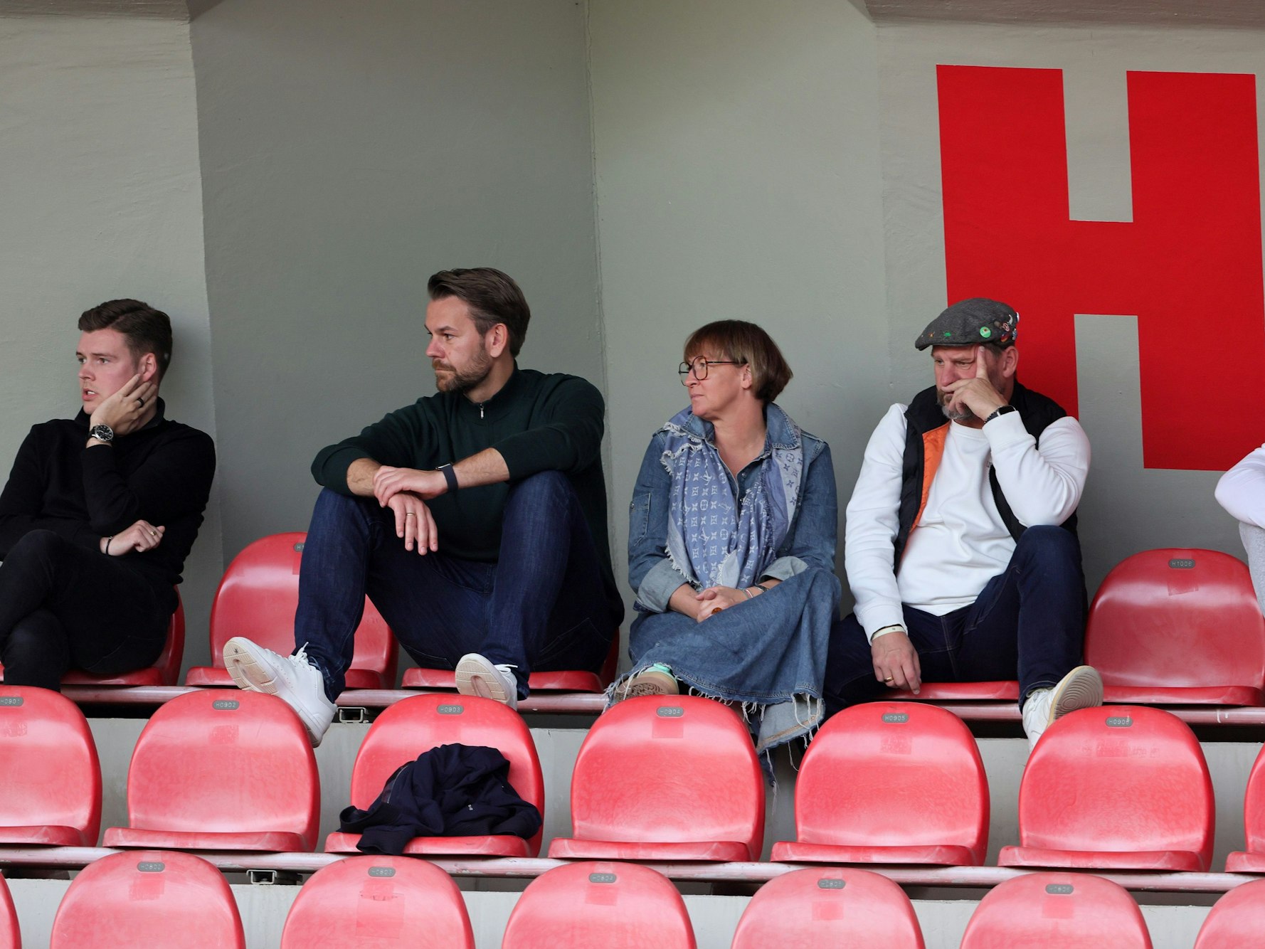 FC-Trainer Steffen Baumgart mit Ehefrau Katja, Thomas Kessler und Lukas Berg auf der Tribüne des Franz-Kremer-Stadions.