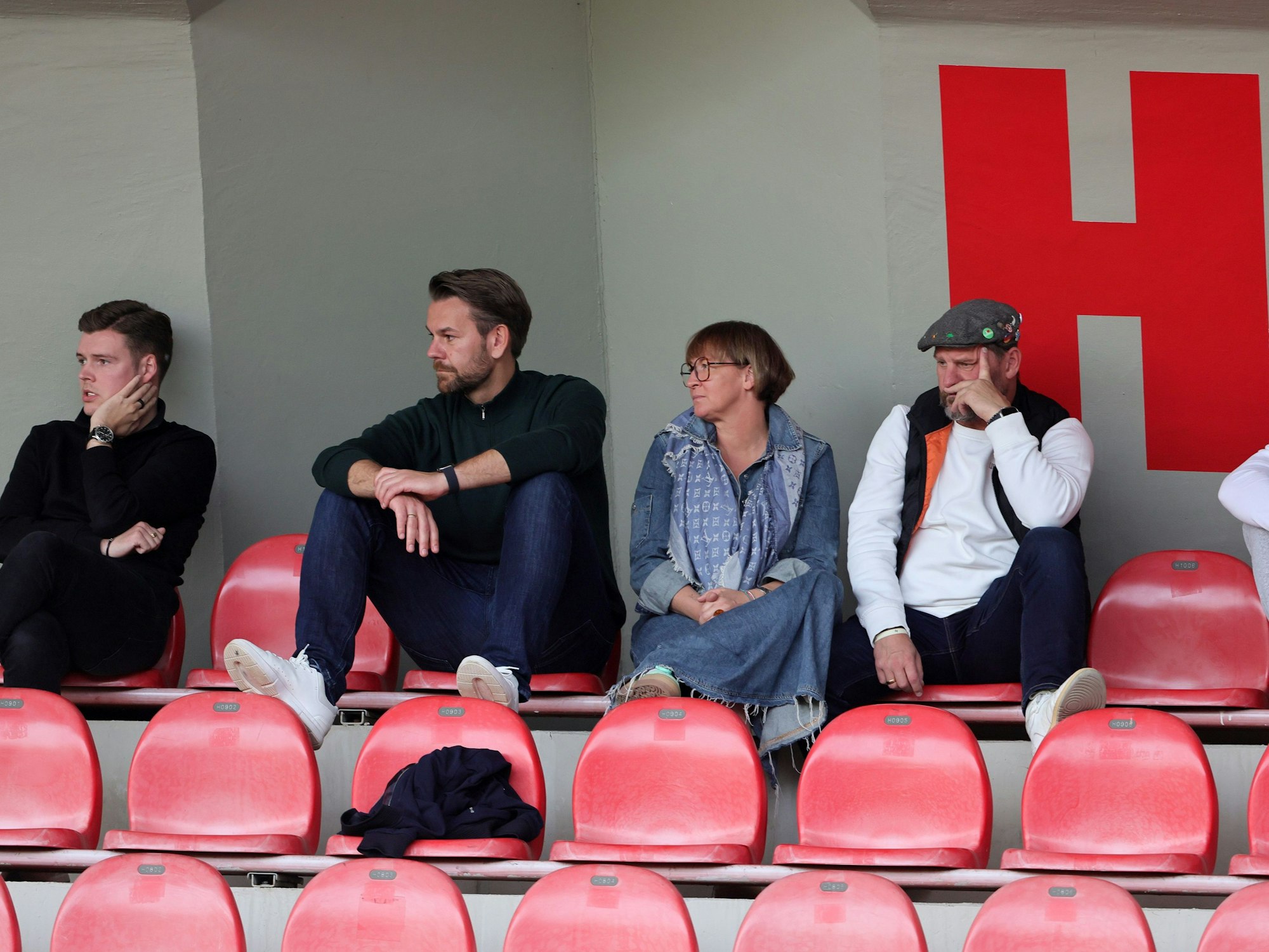 FC-Trainer Steffen Baumgart mit Ehefrau Katja, Thomas Kessler und Lukas Berg auf der Tribüne des Franz-Kremer-Stadions.
