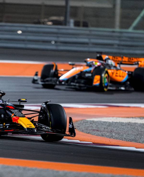 Max Verstappen fährt beim Großen Preis von Katar vor Oscar Piastri.
