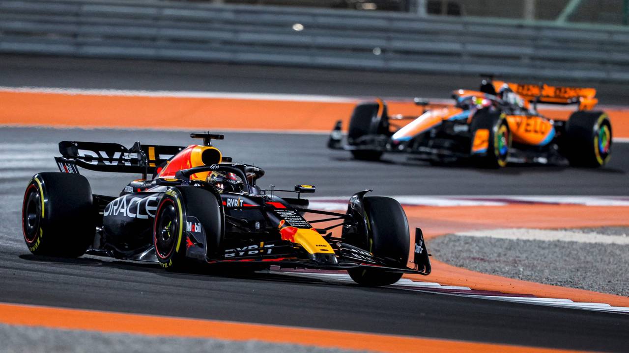 Max Verstappen fährt beim Großen Preis von Katar vor Oscar Piastri.