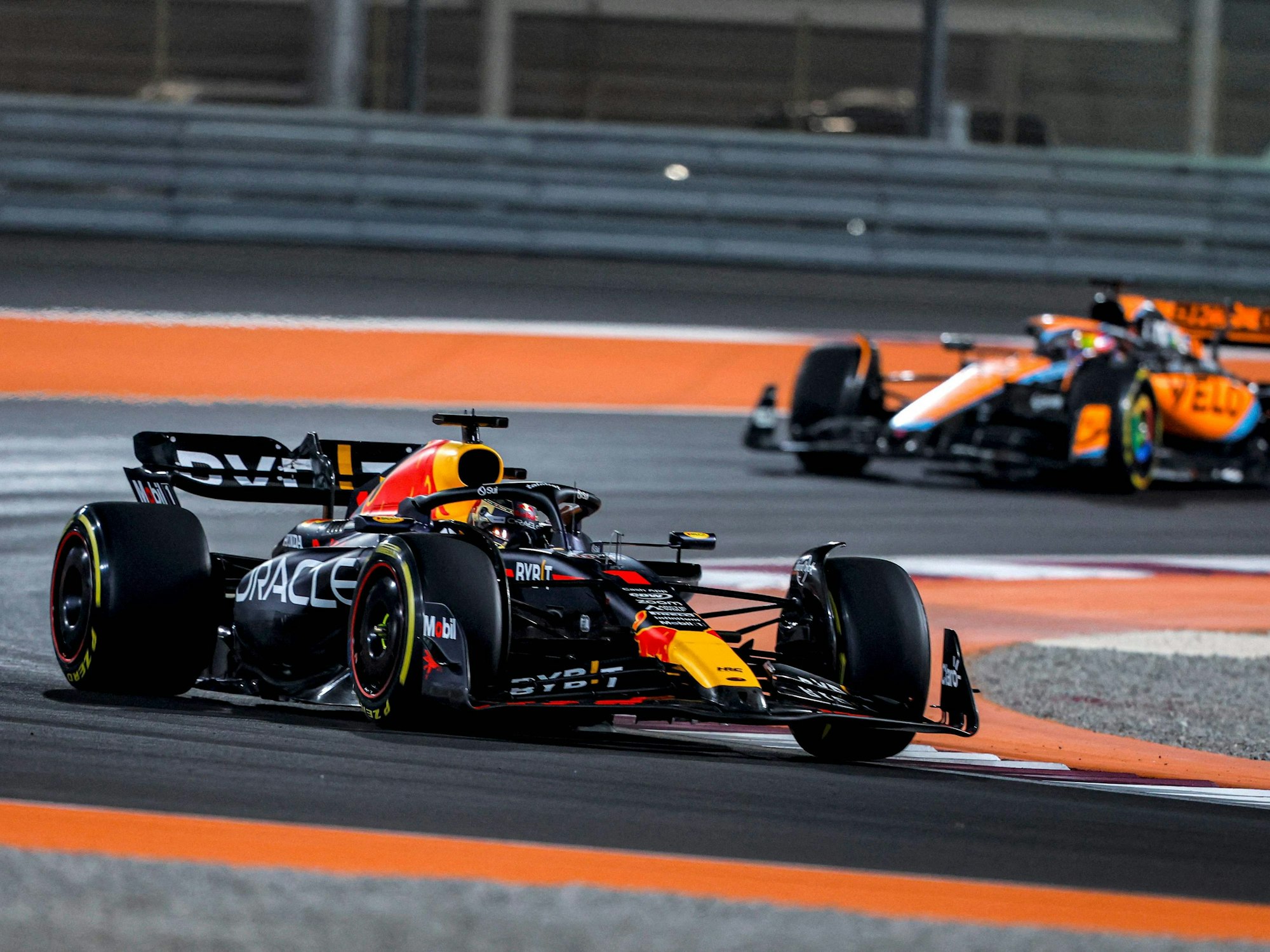 Max Verstappen fährt beim Großen Preis von Katar vor Oscar Piastri.
