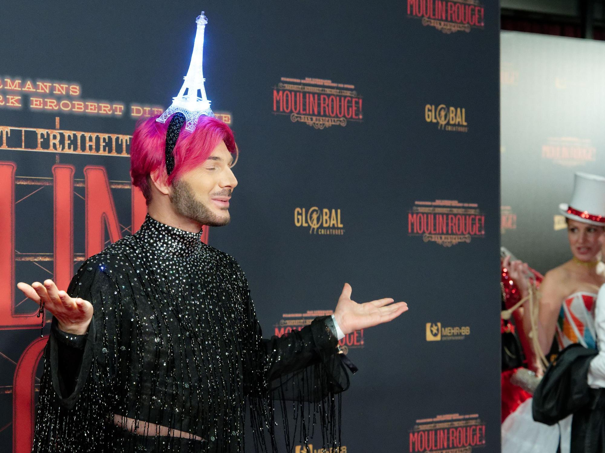 Der Influencer Sam Dylan kommt zur Deutschlandpremiere des Musicals „Moulin Rouge“ in Köln.