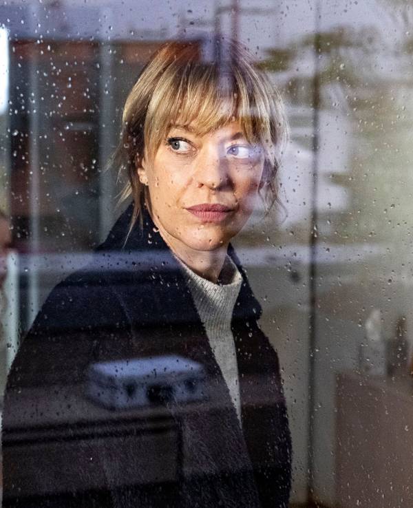 Ellen Berlinger (Heike Makatsch) schaut durch ein Fenster, auf dem Regentropfen zu sehen sind.