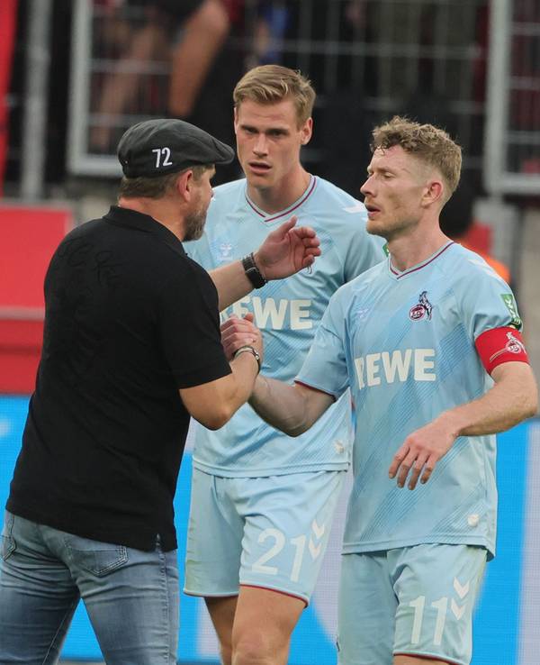 Steffen Baumgart klatscht mit Steffen Tigges und Florian Kainz ab.
