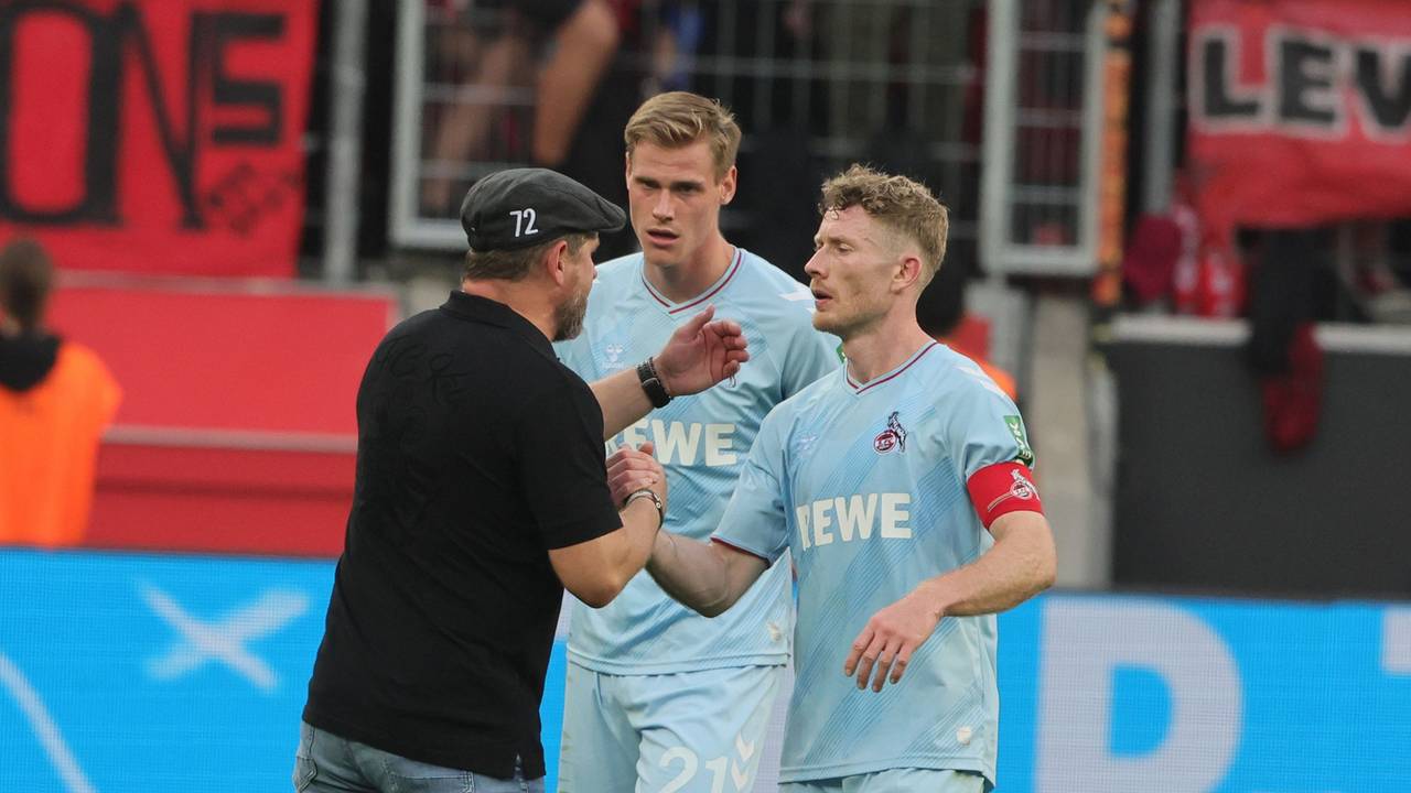 Steffen Baumgart klatscht mit Steffen Tigges und Florian Kainz ab.