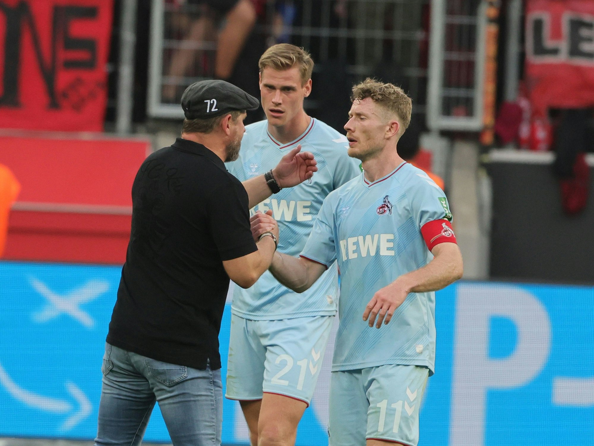 Steffen Baumgart klatscht mit Steffen Tigges und Florian Kainz ab.