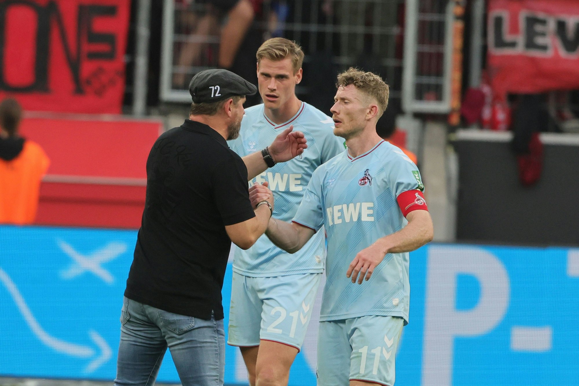 Steffen Baumgart klatscht mit Florian Kainz ab.