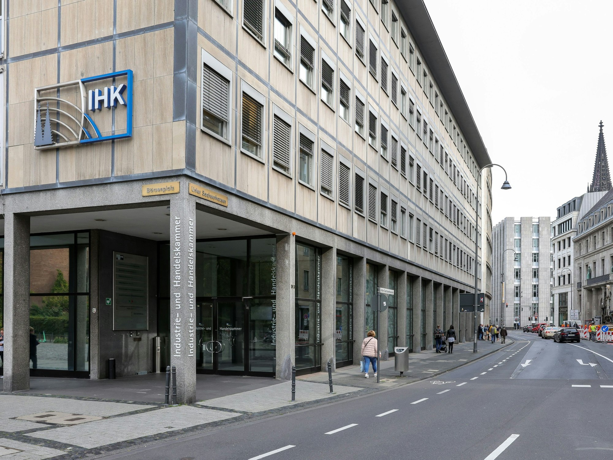Blick von außen auf das Gebäude der IHK Köln. Das Gebäude soll saniert werden.