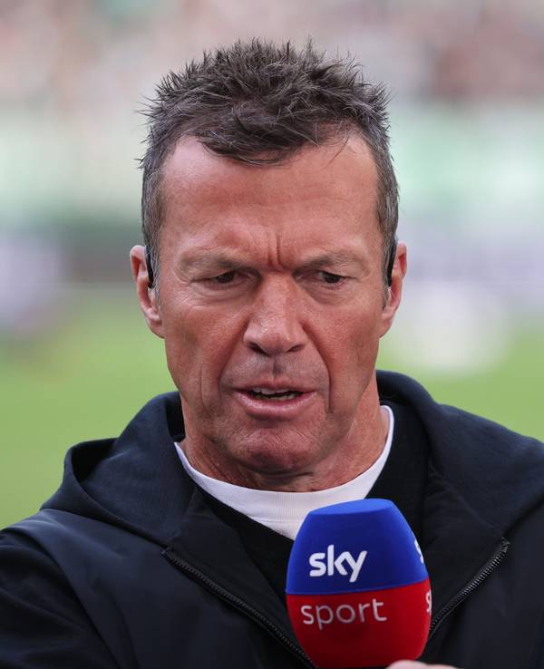 Der TV-Experte und ehemalige Nationalspieler Lothar Matthäus spricht beim Interview vor dem Spiel.