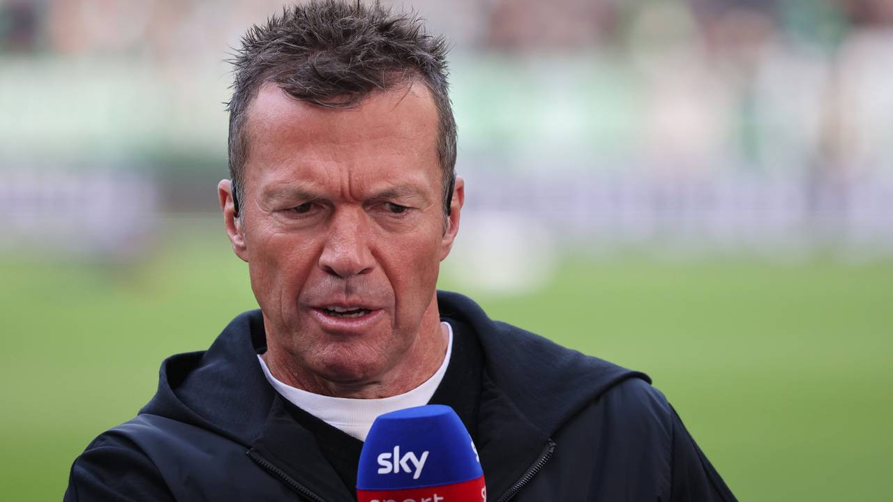 Der TV-Experte und ehemalige Nationalspieler Lothar Matthäus spricht beim Interview vor dem Spiel.