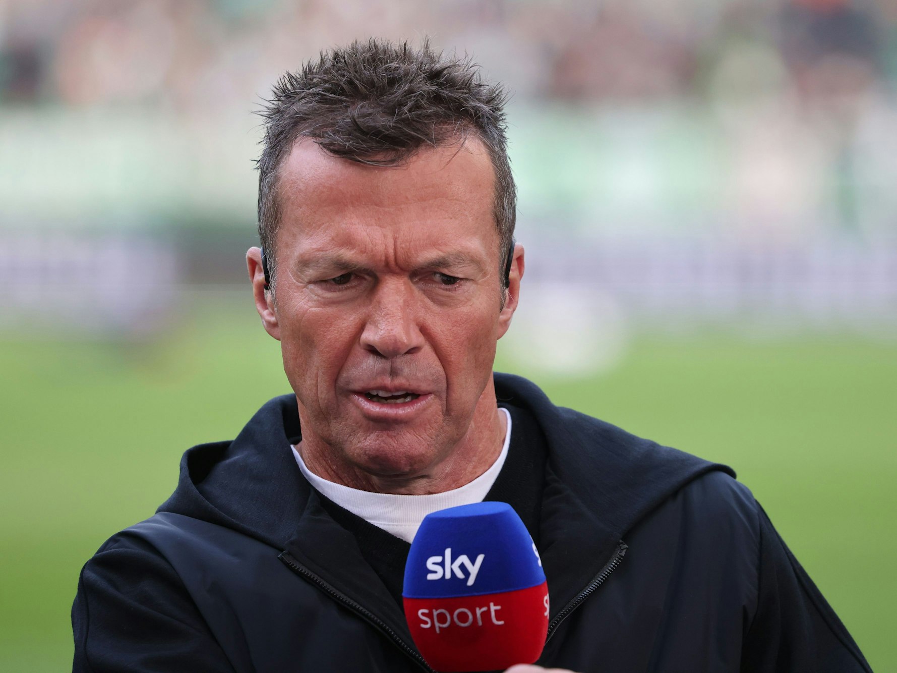 Der TV-Experte und ehemalige Nationalspieler Lothar Matthäus spricht beim Interview vor dem Spiel.