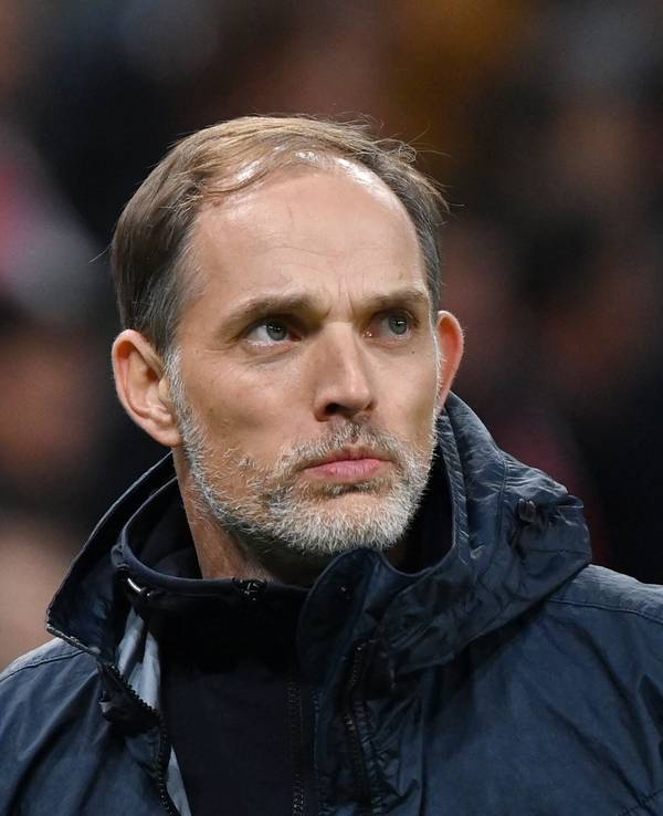 Thomas Tuchel an der Seitenlinie in Aktion.