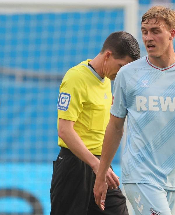 Steffen Baumgart stellt Schiedsrichter Felix Zwayer zur Rede.
