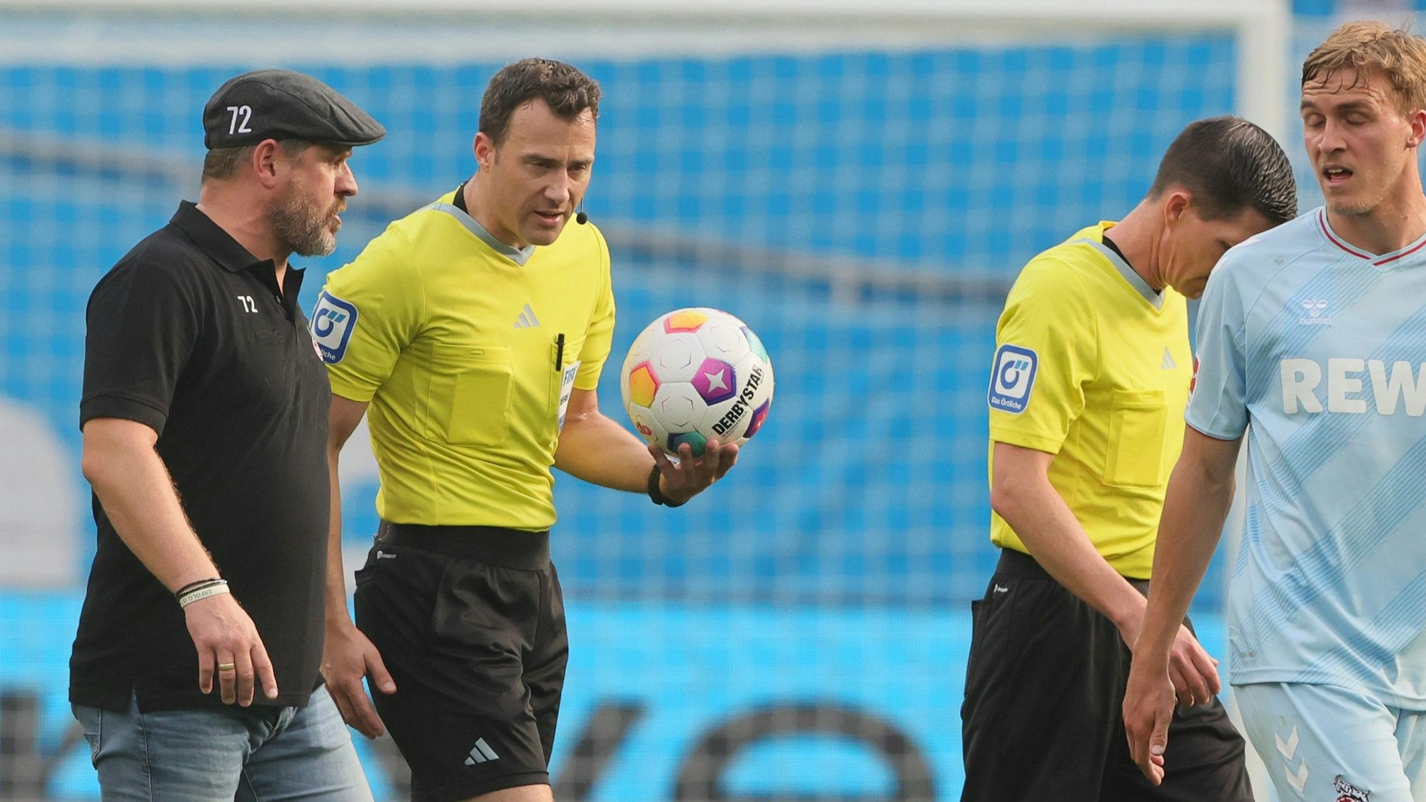 Steffen Baumgart stellt Schiedsrichter Felix Zwayer zur Rede.