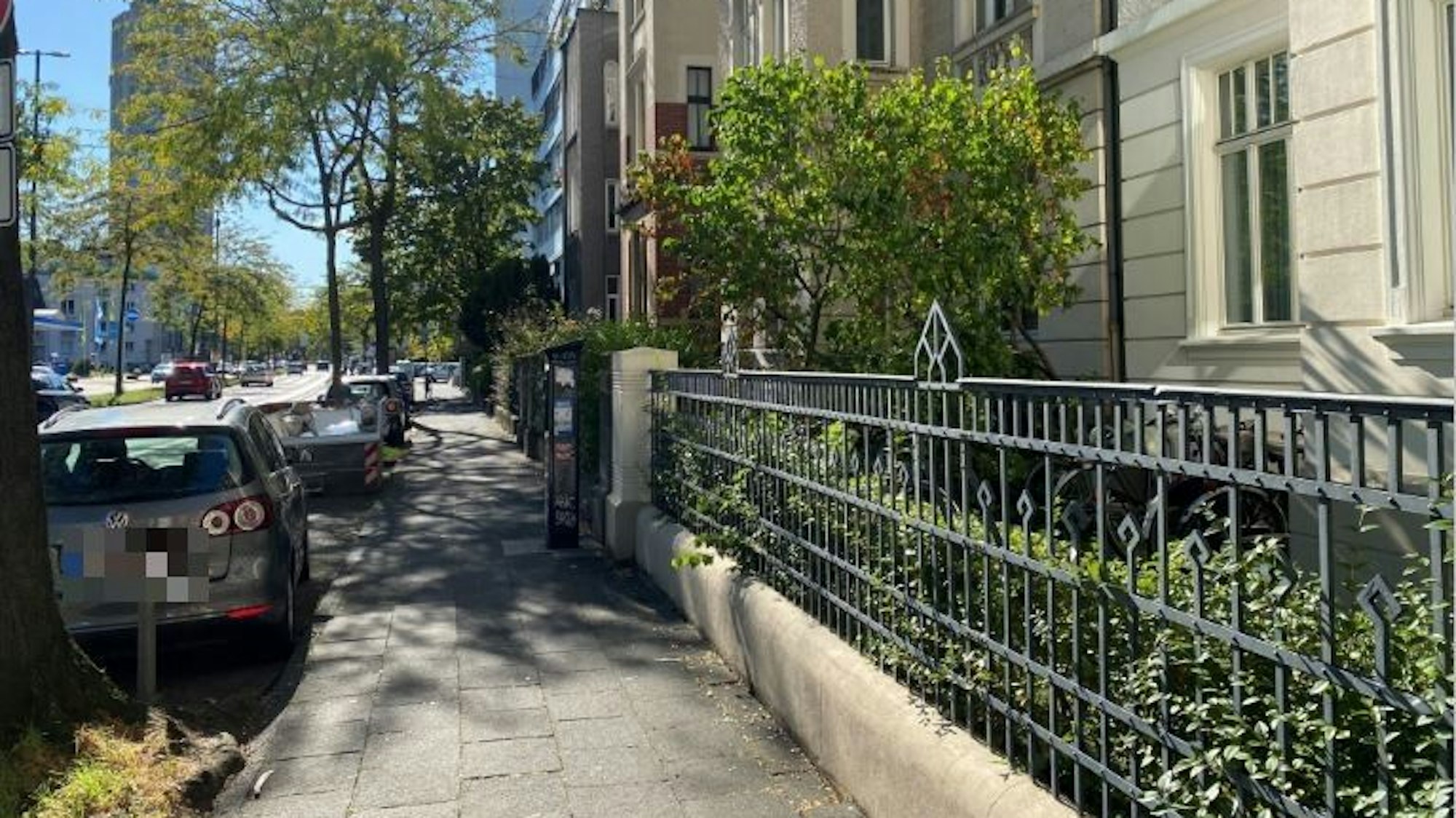 Die Riehler Straße in Höhe der Hausnummer 39. Daneben sind einige geparkte Autos zu sehen.