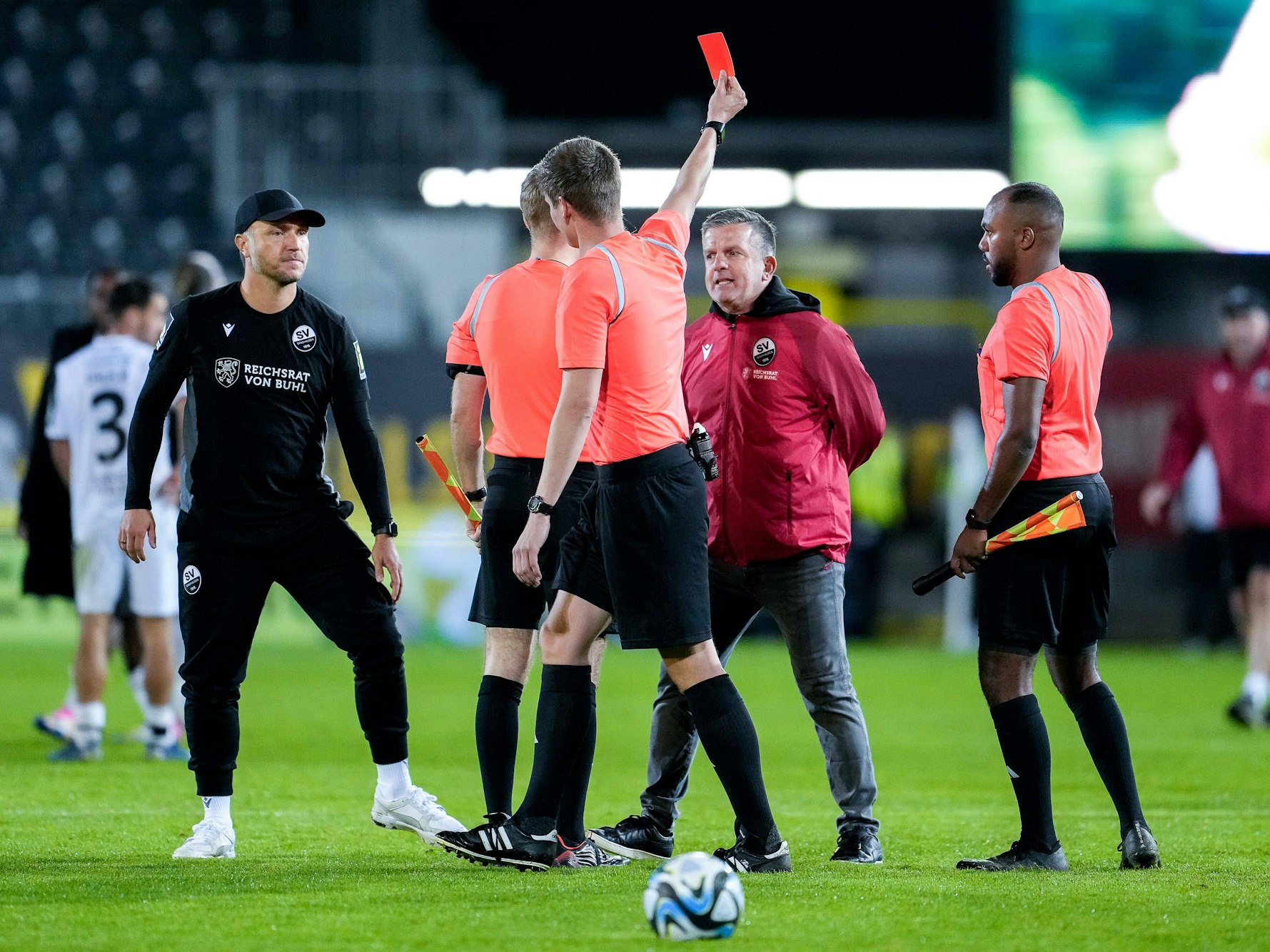 Florian Exner zeigt Matthias Imhof die Rote Karte.