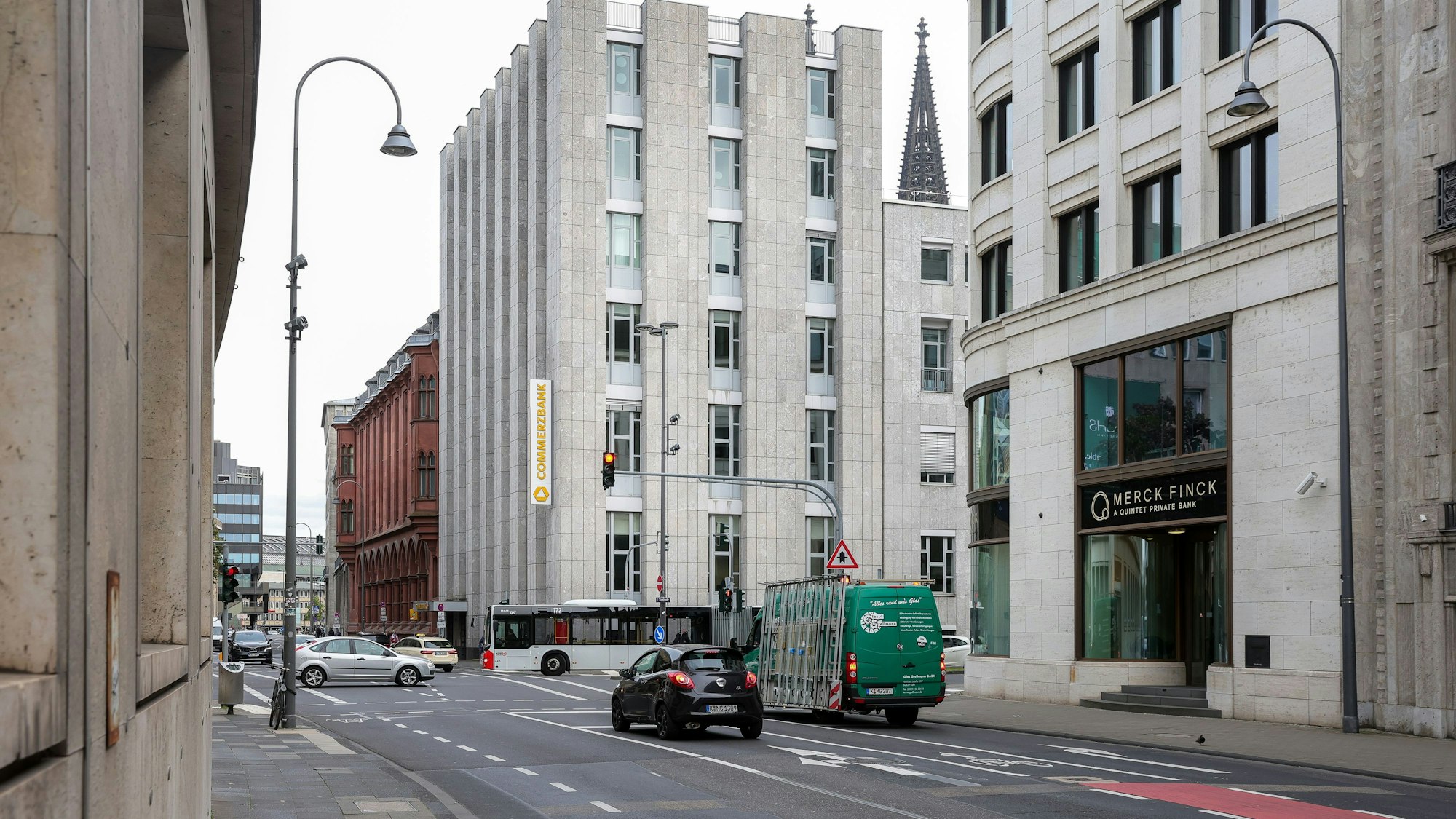 Außenansicht auf das Commerzbankgebäude in Köln. Davor sind Autos und Busse zu sehen.