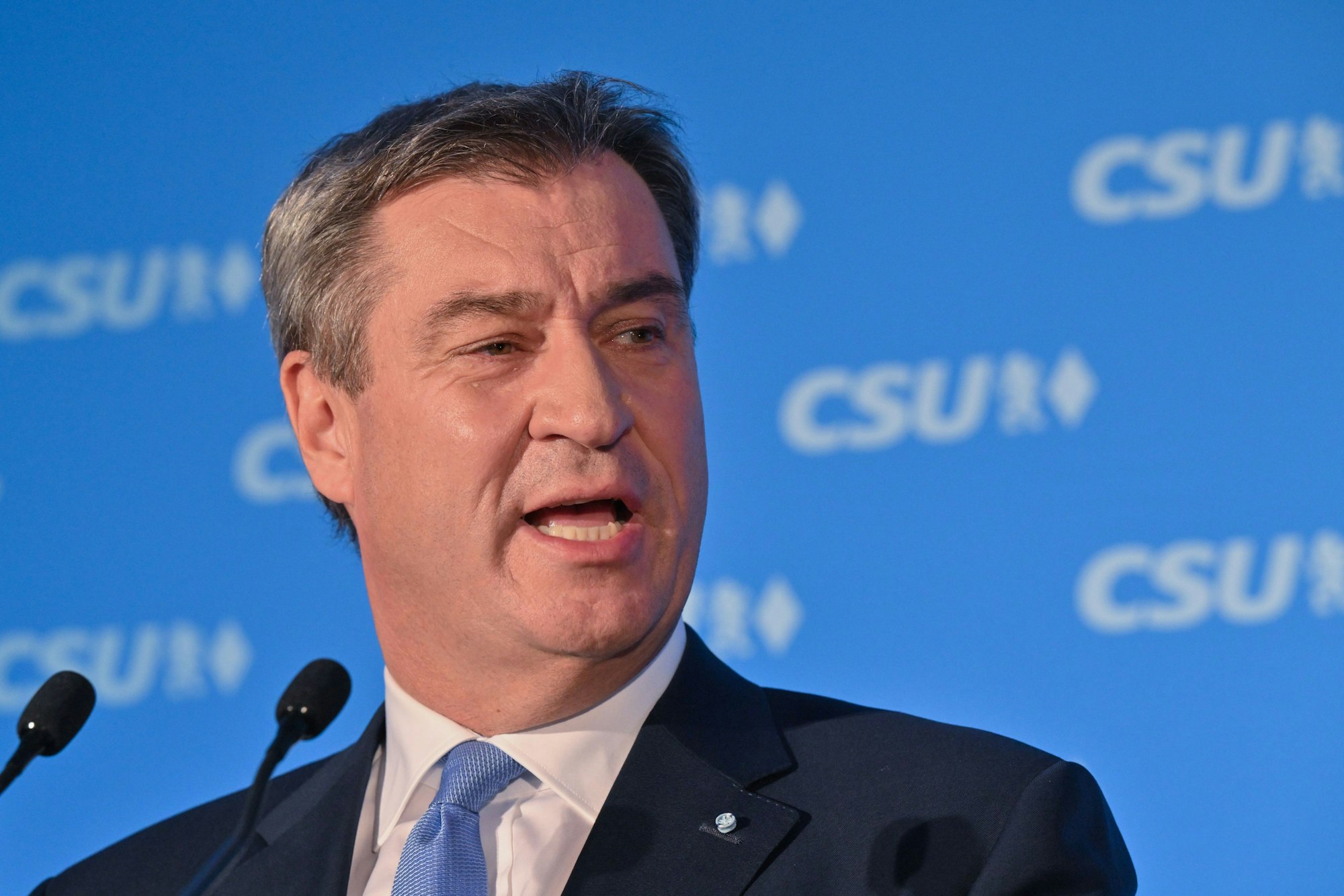 Markus Söder, CSU-Spitzenkandidat und Ministerpräsident von Bayern, spricht nach der Bekanntgabe der ersten Prognose zur Landtagswahl in Bayern zu den Anhängerinnen und Anhängern. In Bayern fand am Sonntag (8. Oktober 2023) die Wahl zum 19. Bayerischen Landtag statt.