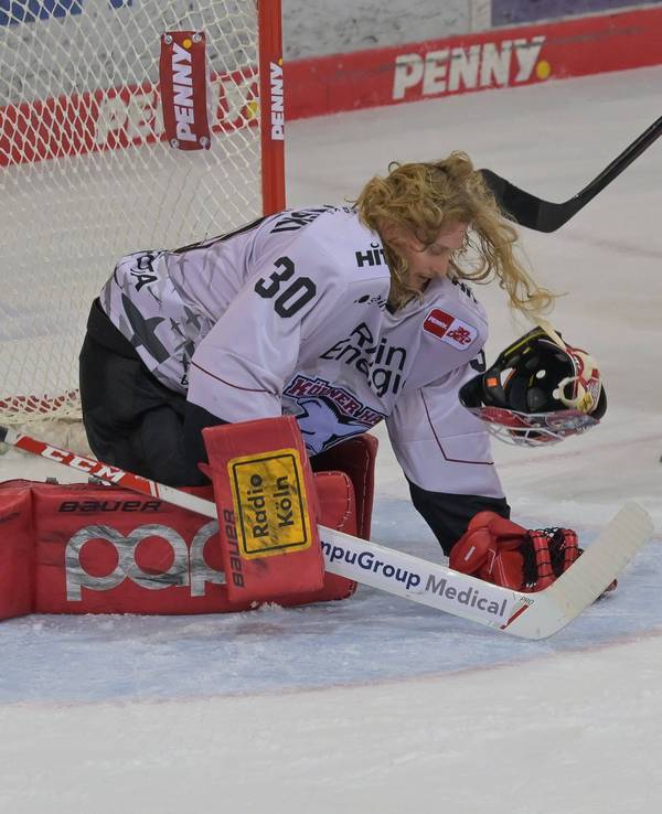 Haie-Torwart Mirko Pantkowski verliert bei einem Abwehrversuch im Spiel gegen Bremerhaven seinen Helm.