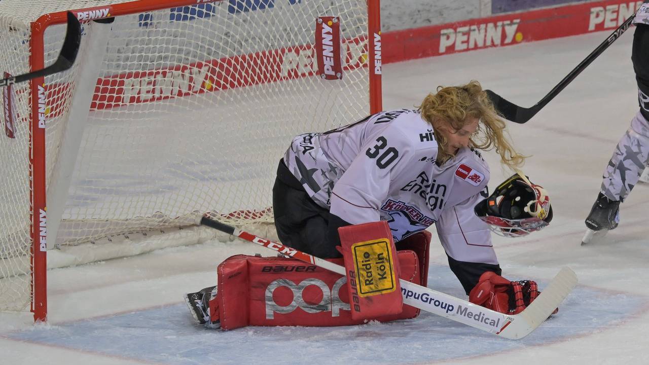 Haie-Torwart Mirko Pantkowski verliert bei einem Abwehrversuch im Spiel gegen Bremerhaven seinen Helm.