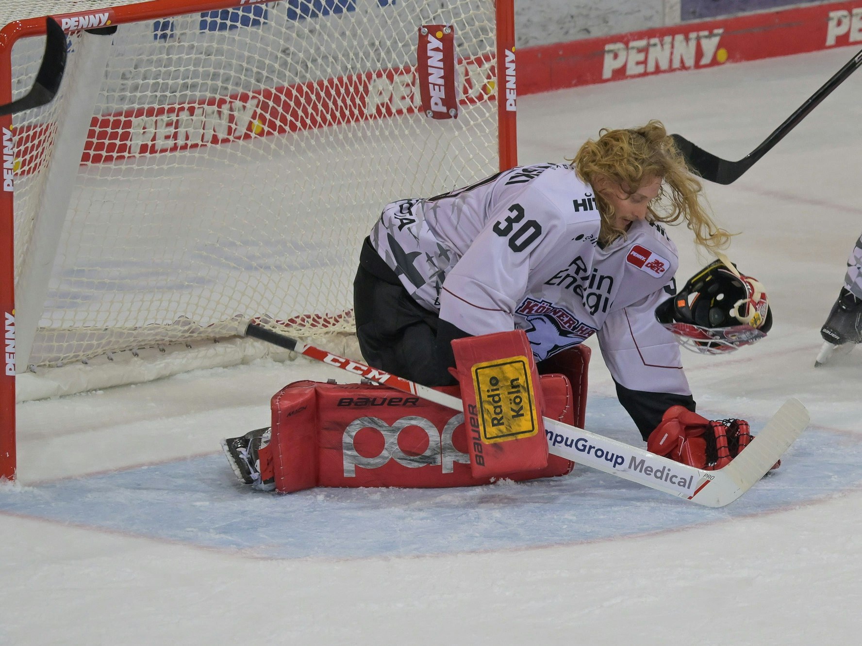 Haie-Torwart Mirko Pantkowski verliert bei einem Abwehrversuch im Spiel gegen Bremerhaven seinen Helm.