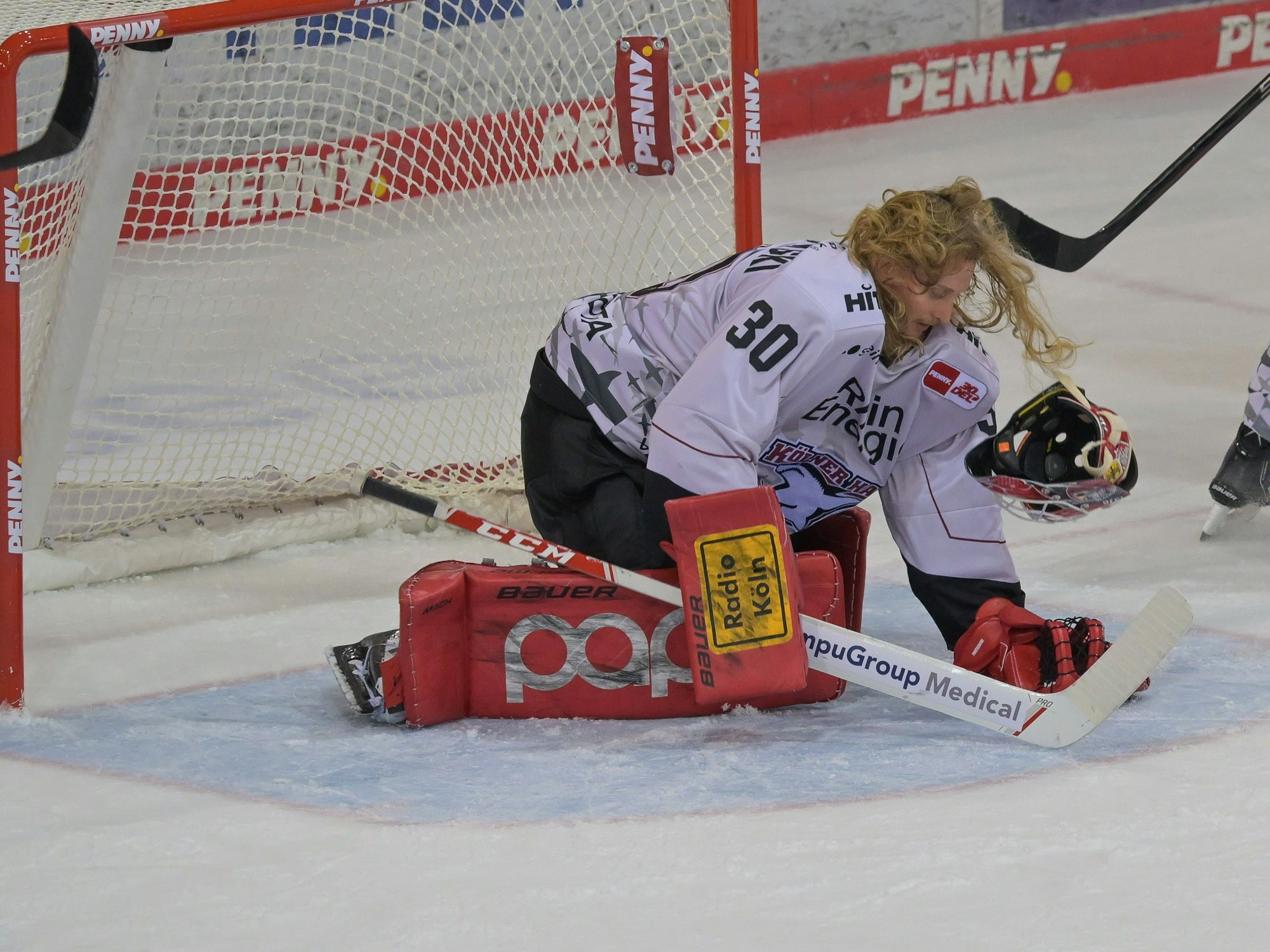 Haie-Torwart Mirko Pantkowski verliert bei einem Abwehrversuch im Spiel gegen Bremerhaven seinen Helm.