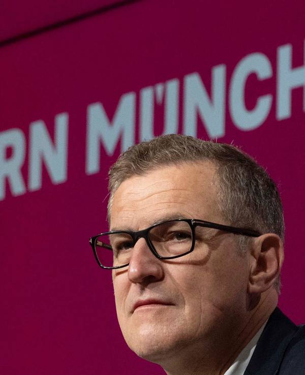 Jan-Christian Dreesen vom FC Bayern auf einer Pressekonferenz.