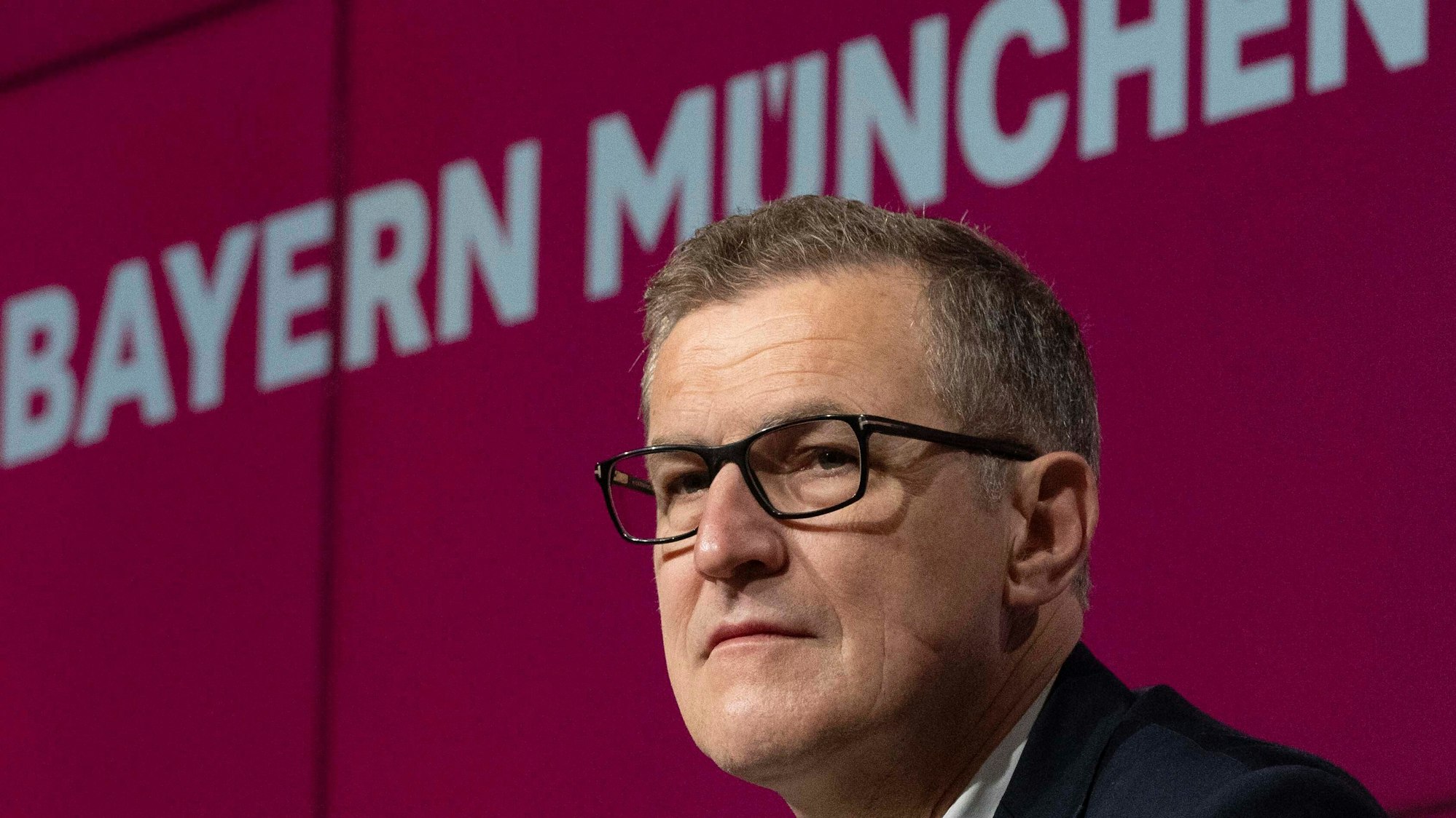 Jan-Christian Dreesen vom FC Bayern auf einer Pressekonferenz.
