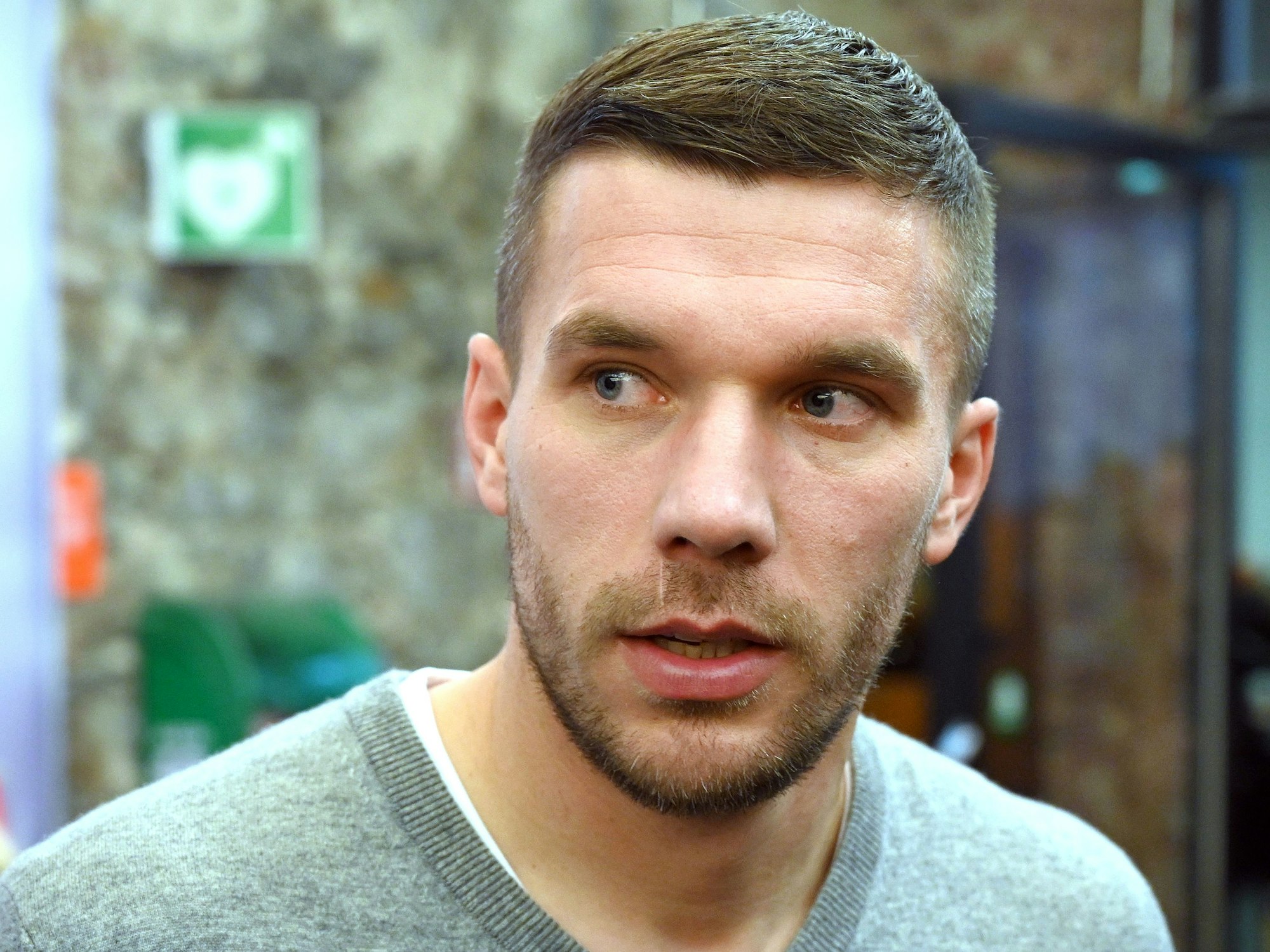 Lukas Podolski guckt zur Seite.