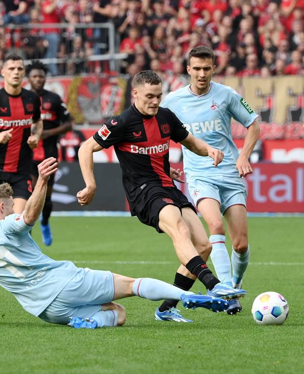Florian Wirtz dribbelt gegen mehrere Gegenspieler des 1. FC Köln.