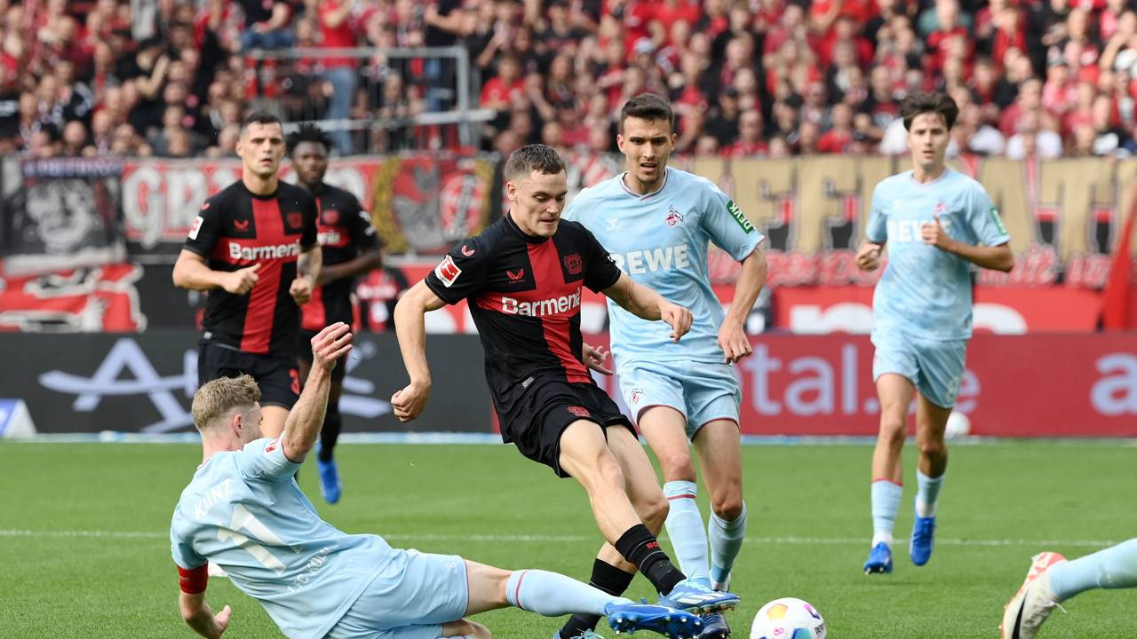 Florian Wirtz dribbelt gegen mehrere Gegenspieler des 1. FC Köln.