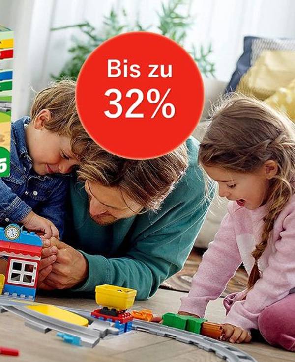 Auf dem Bild ist eine Familie zu sehen, die mit der Lego Duplo Eisenbahn spielt.