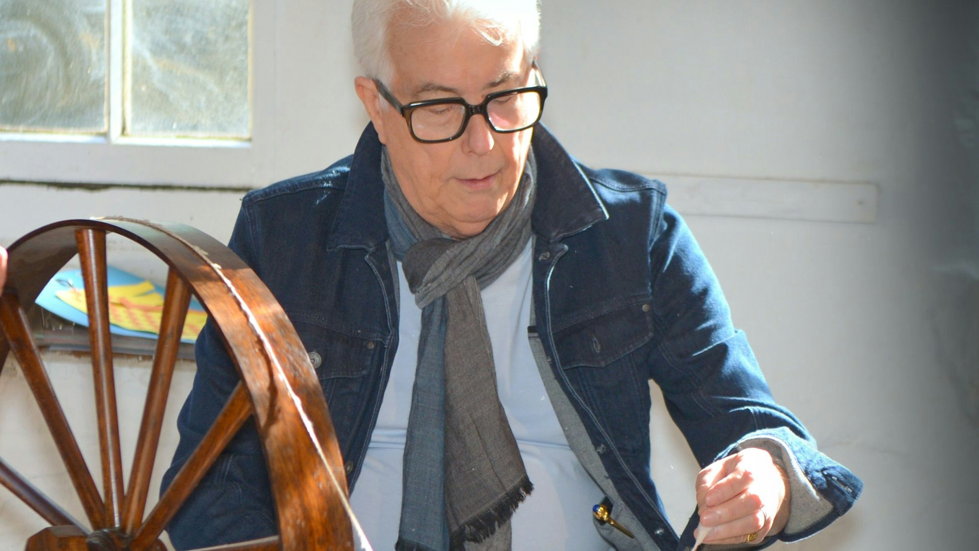 Autor Ken Follett bei Recherchen in der Quarry Bank Mill
