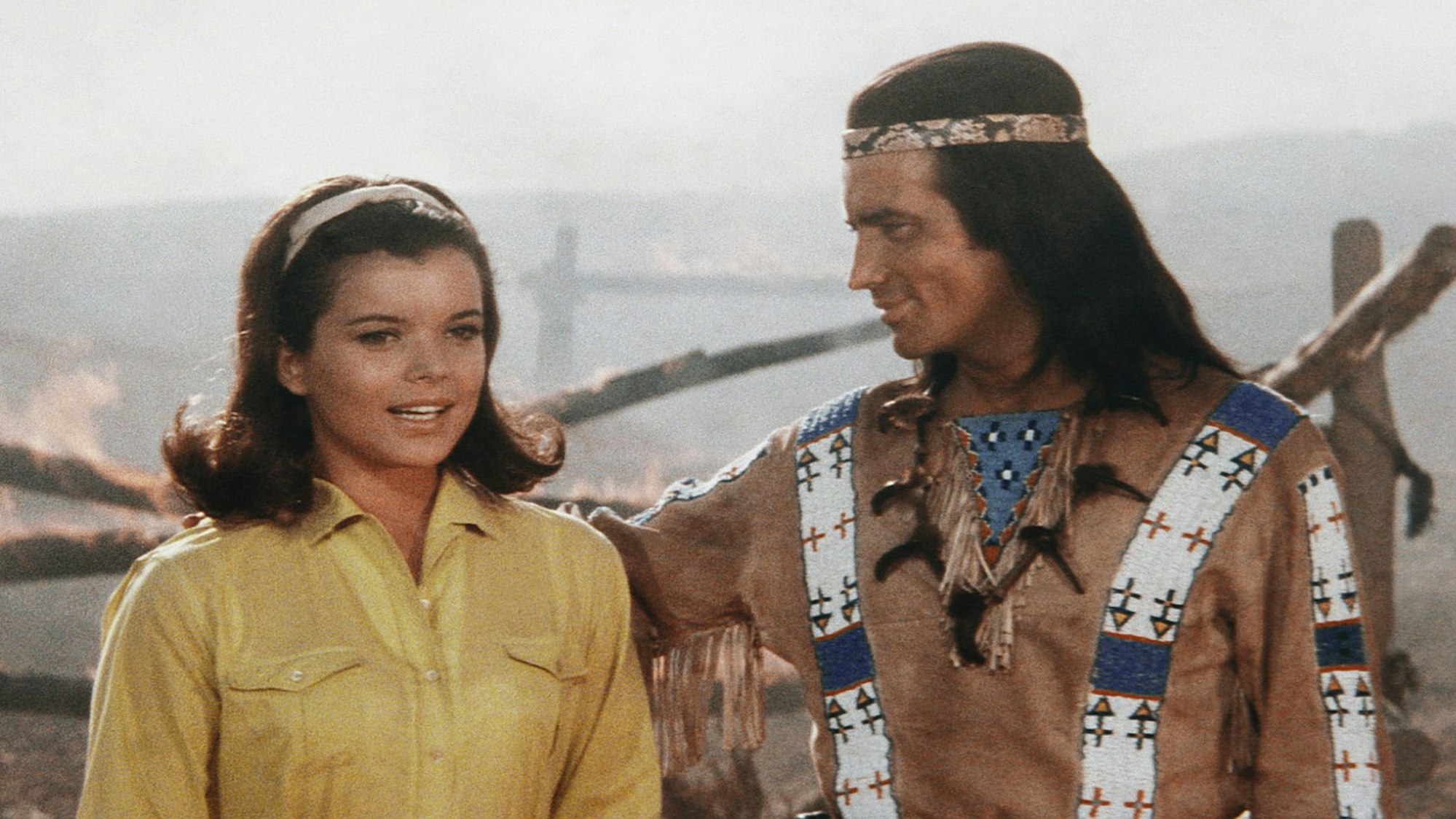 Winnetou (Pierre Brice) und Apanatschi (Uschi Glas) in „Winnetou und das Halbblut Apanatschi“ (Aufnahme aus den 1960er Jahren)