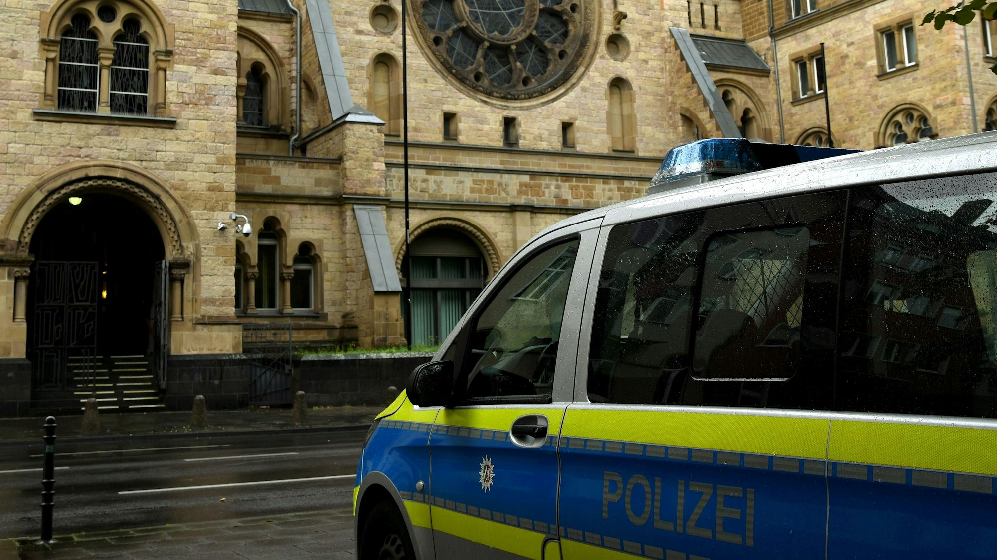 Ein Polizeifahrzeug steht vor der Kölner Synagoge in der Roonstraße.