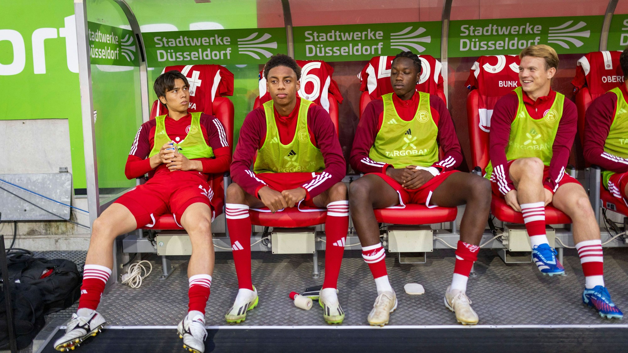 Ao Tanaka, Sima Suso, King Manu und Daniel Bunk sitzen auf der Ersatzbank.