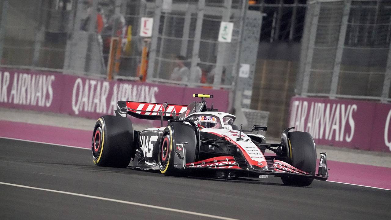 Nico Hülkenberg aus Deutschland vom Team Haas ist auf der Strecke in Doha unterwegs.
