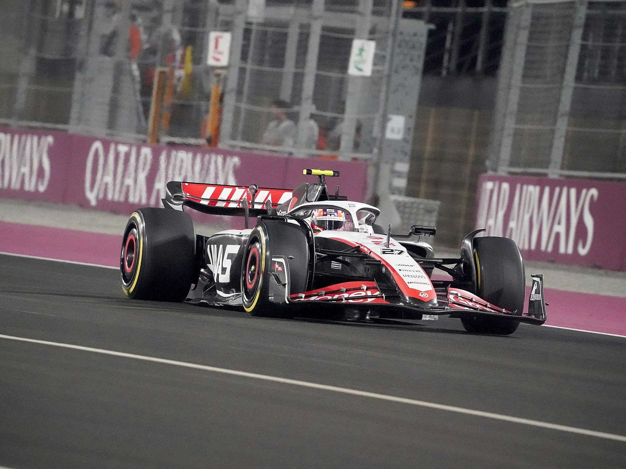Nico Hülkenberg aus Deutschland vom Team Haas ist auf der Strecke in Doha unterwegs.