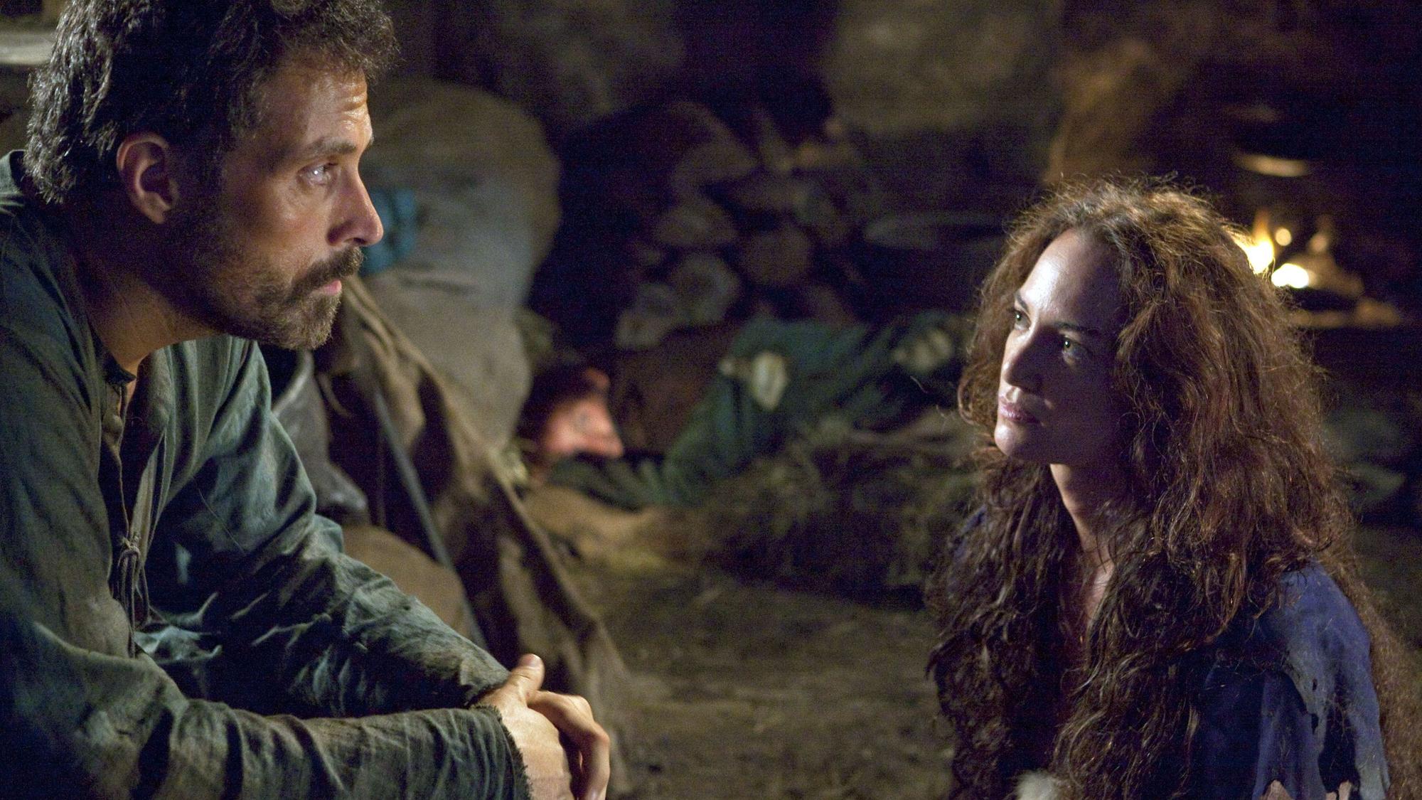 Die deutsche Schauspielerin Natalia Wörner (als Ellen) und ihr britischer Kollege Rufus Sewell (als Tom) stehen 2009 bei Dreharbeiten zu "Die Säulen der Erde" in Budapest vor der Kamera.