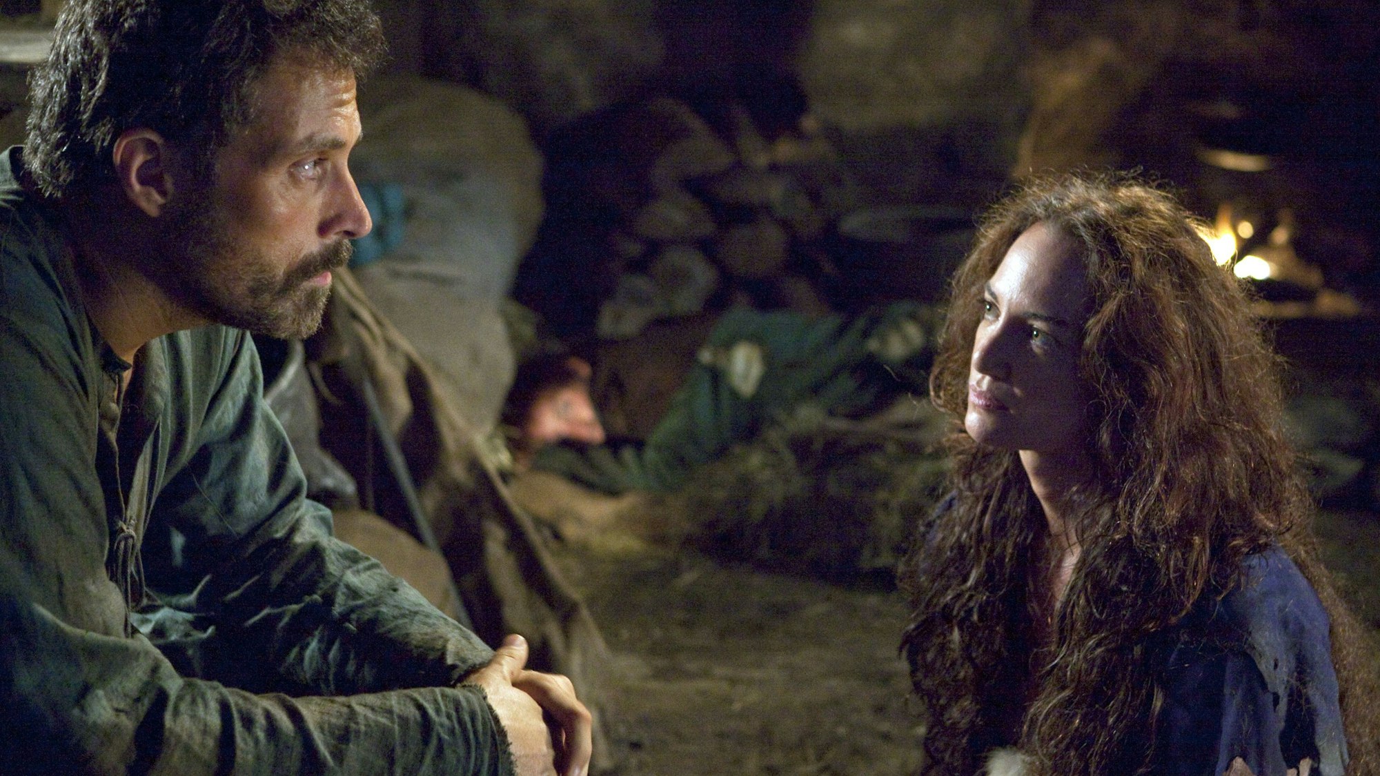 Die deutsche Schauspielerin Natalia Wörner (als Ellen) und ihr britischer Kollege Rufus Sewell (als Tom) stehen 2009 bei Dreharbeiten zu "Die Säulen der Erde" in Budapest vor der Kamera.