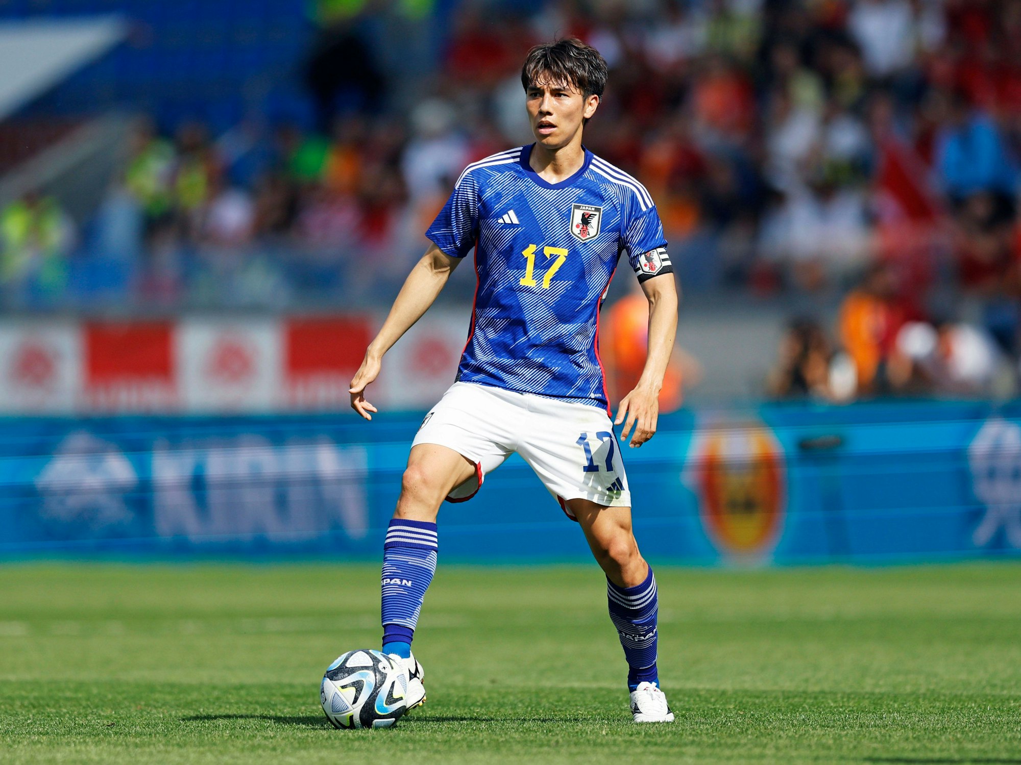 Japans Ao Tanaka führt den Ball im Länderspiel gegen die Türkei.