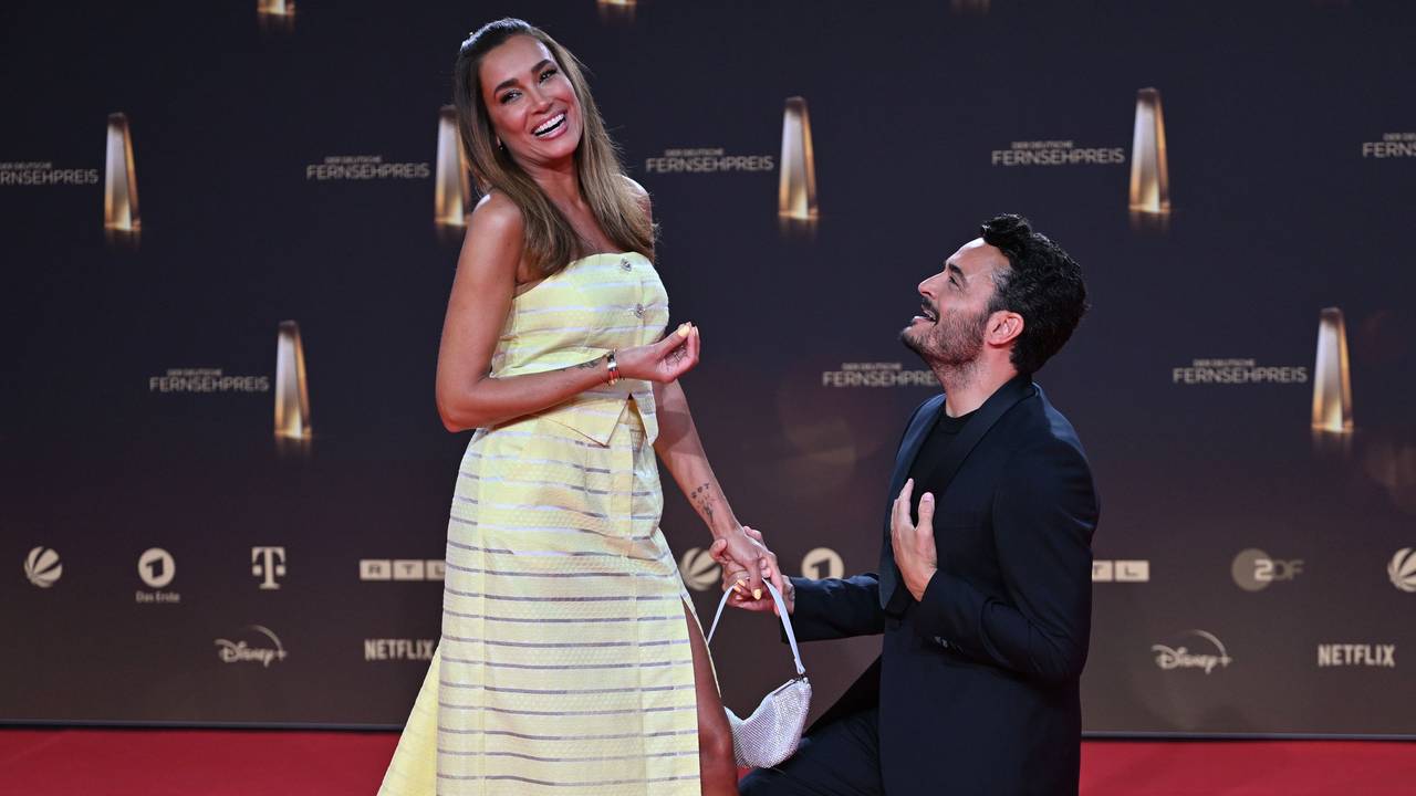 Giovanni Zarrella kniet vor seiner Ehefrau Jana Ina auf dem roten Teppich.