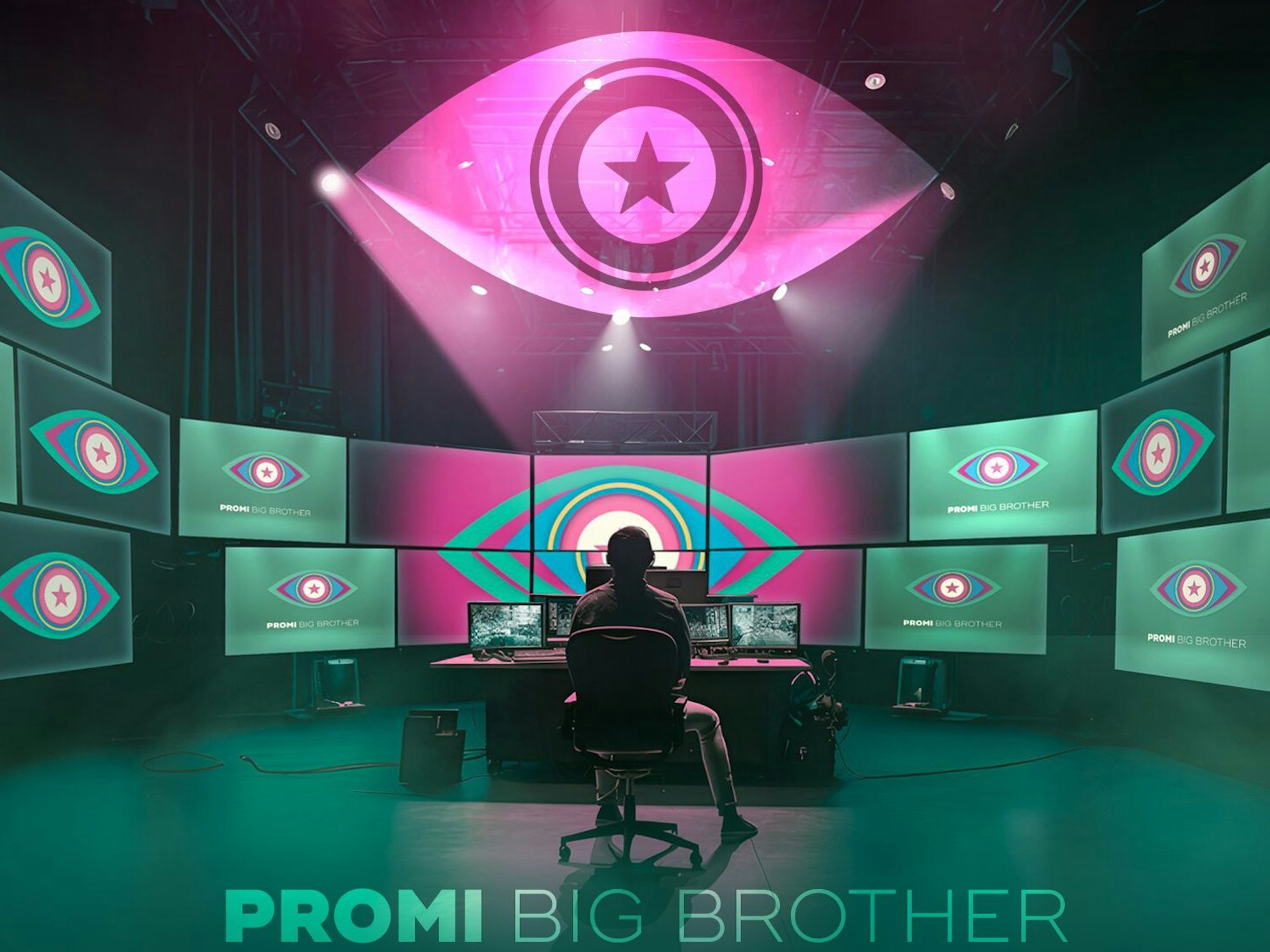 Ein Mann sitzt vor unzähligen Bildschirmen.