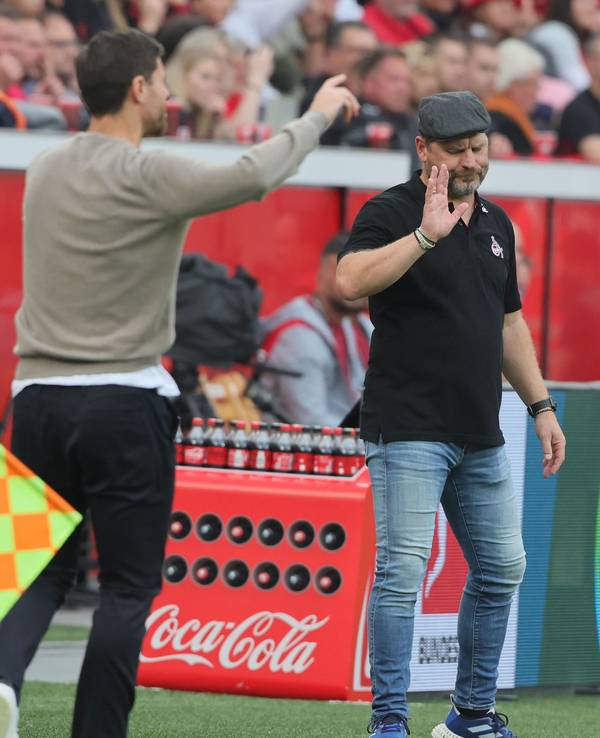 Steffen Baumgart winkt nach einer Schiedsrichterentscheidung ab. Auf der anderen Seite reklamiert Xabi Alonso.