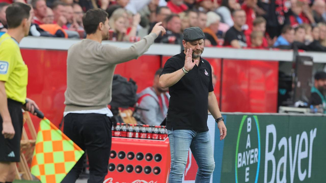 Steffen Baumgart winkt nach einer Schiedsrichterentscheidung ab. Auf der anderen Seite reklamiert Xabi Alonso.