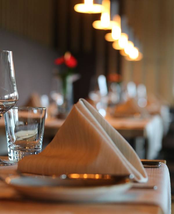Das Bild zeigt einen luxuriös eingedeckten Tisch in einem Restaurant.