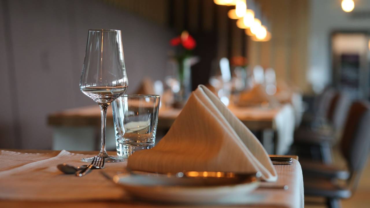 Das Bild zeigt einen luxuriös eingedeckten Tisch in einem Restaurant.